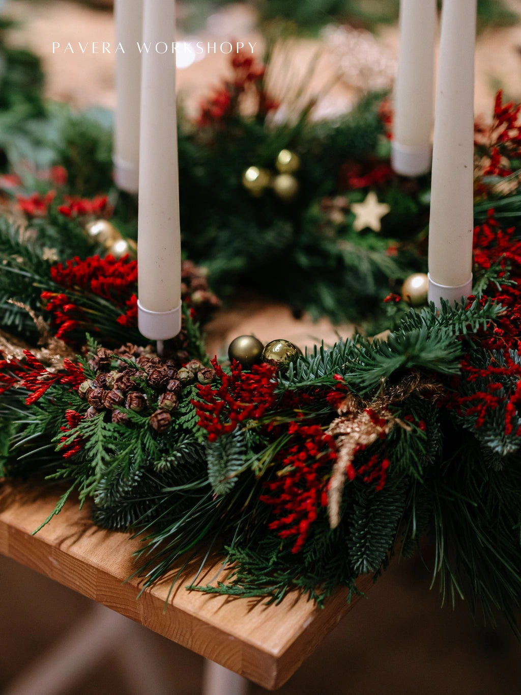 Adventní věnec vydrží zelený až do Vánoc - Pavera workshopy – kurz vázaní věnce praha